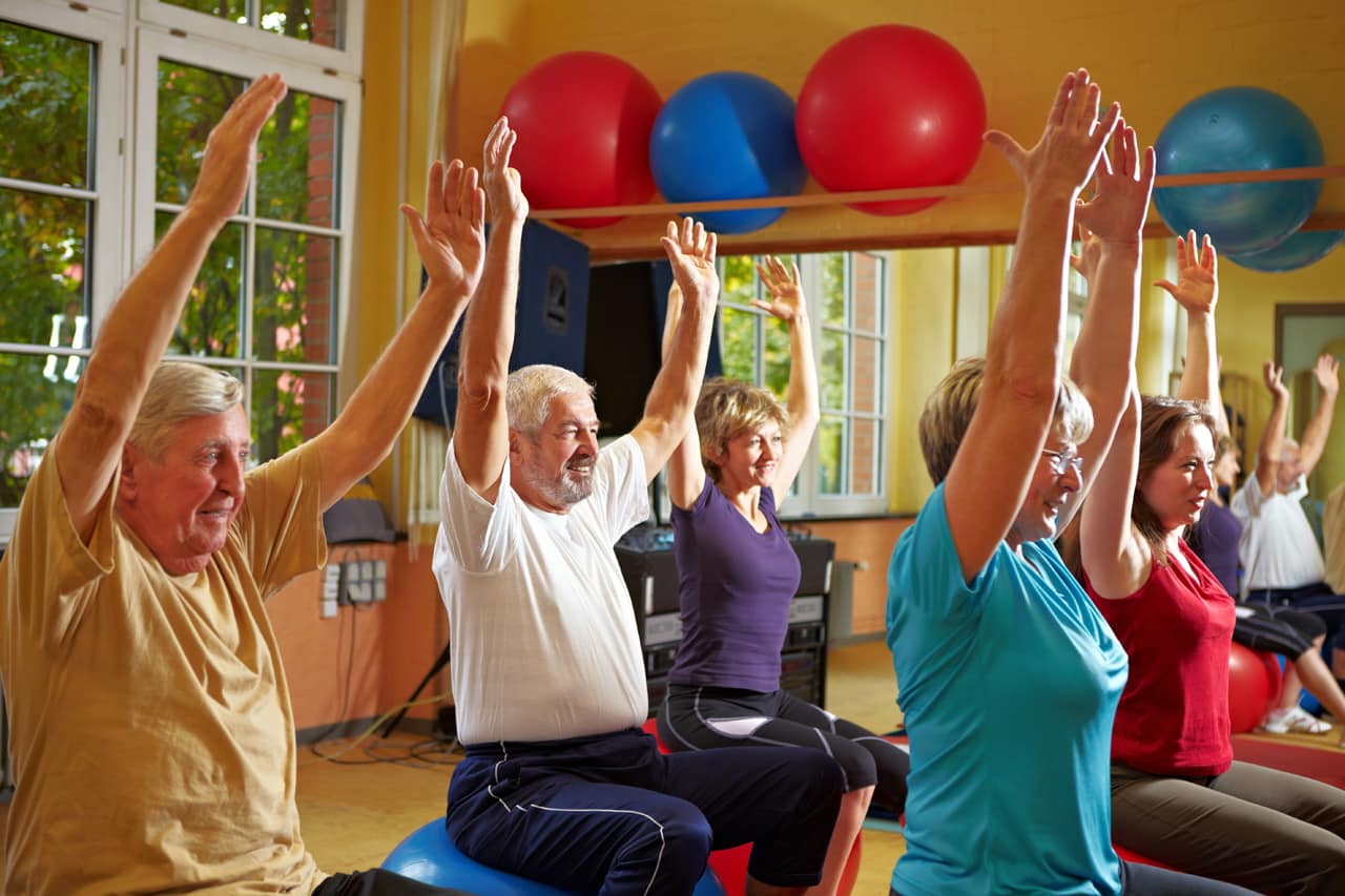 Aktivitäten mit Demenz - eine Gruppe Menschen beim Yoga