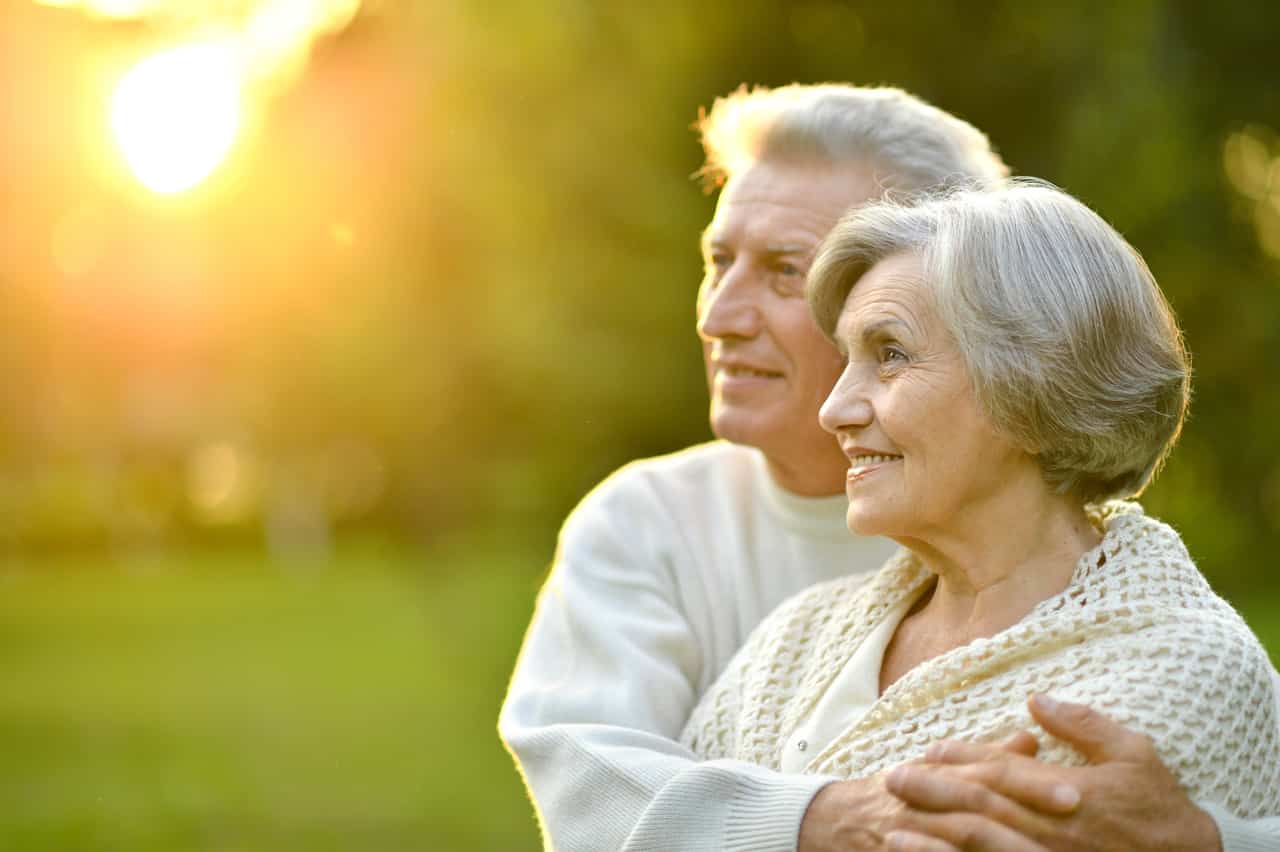 Ein älteres Ehepaar als Symbolbild für Demenz im mittleren Stadium