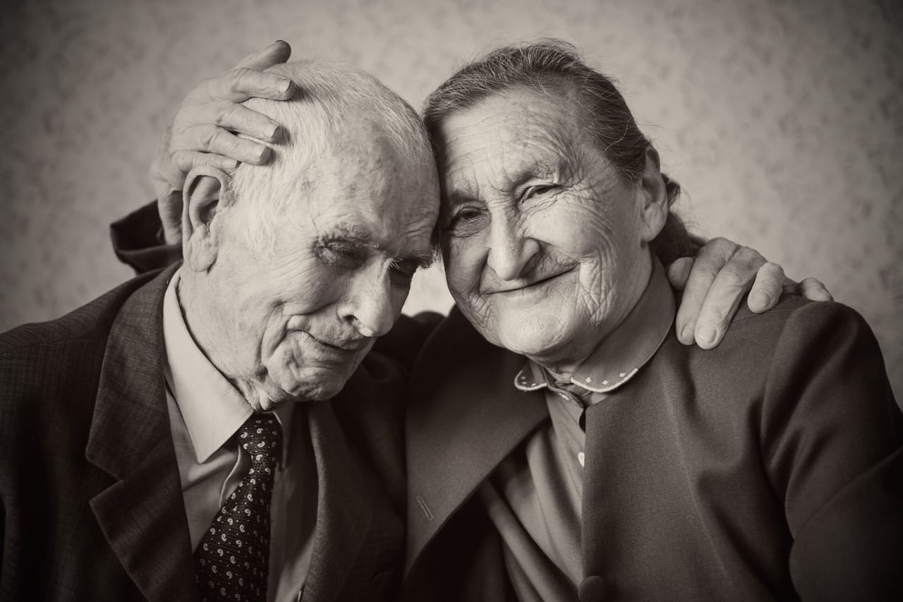 Ein älteres Ehepaar, man sieht, dass sie sich lieben