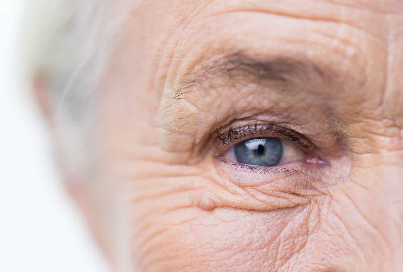 Eine Nahaufnahme eines Auges einer alten Frau